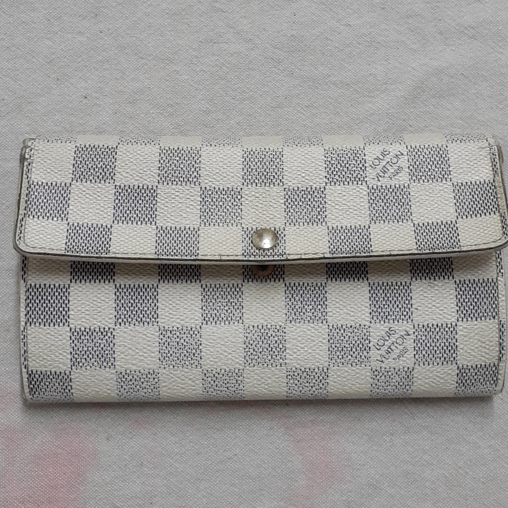 AUTHENTIC lv wallet ( clearance)